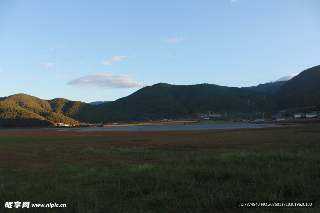 山间开阔草地与远处山峦