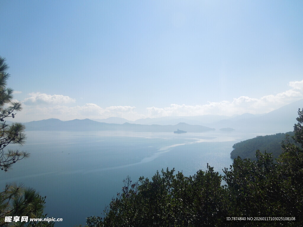 湖畔山林美景