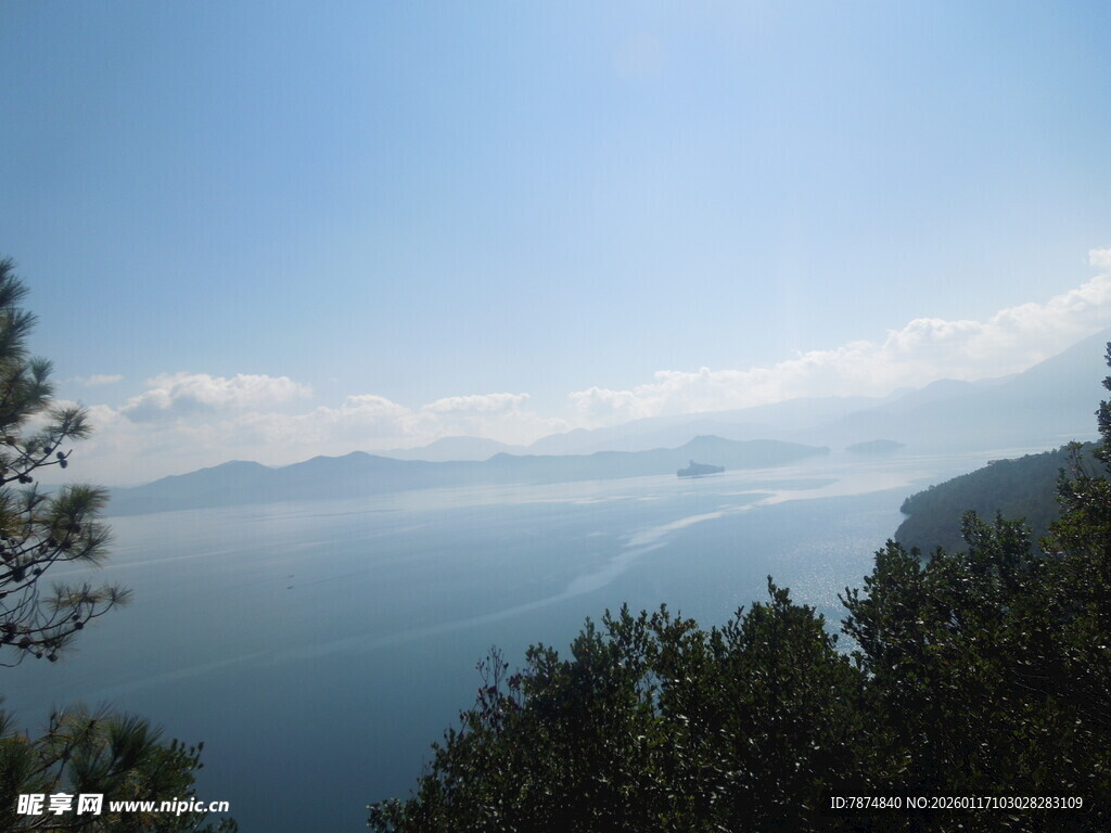 湖畔山林间的开阔景致
