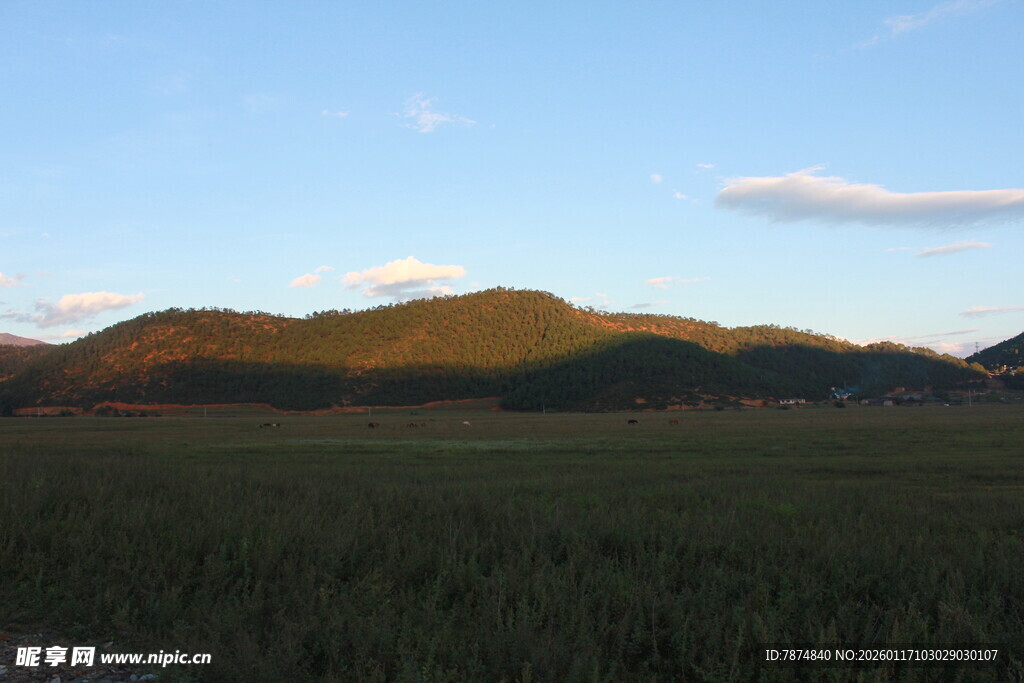 黄昏下的田野与远山