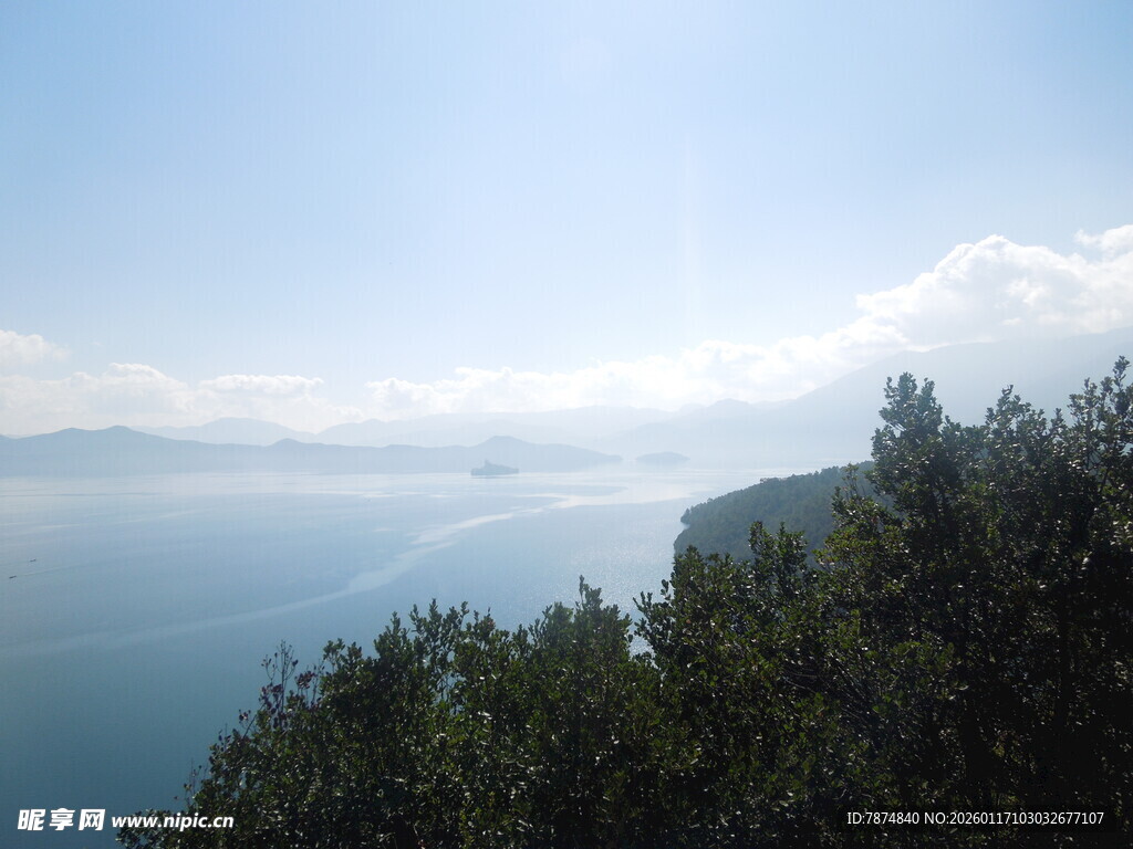 山巅远眺碧海蓝天美景