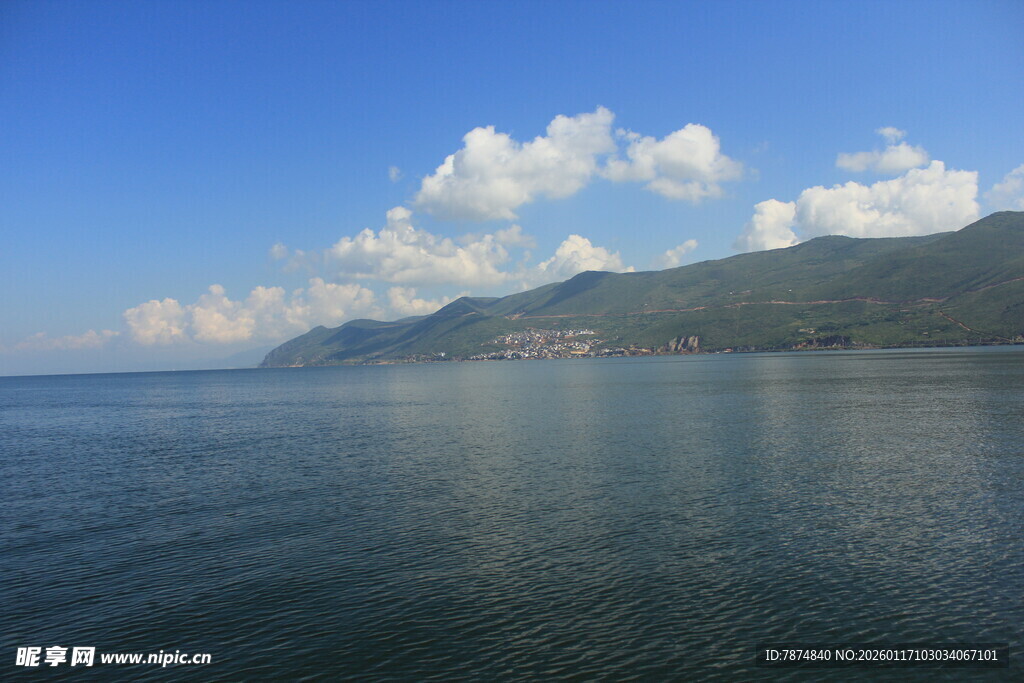 宁静湖景与远山蓝天