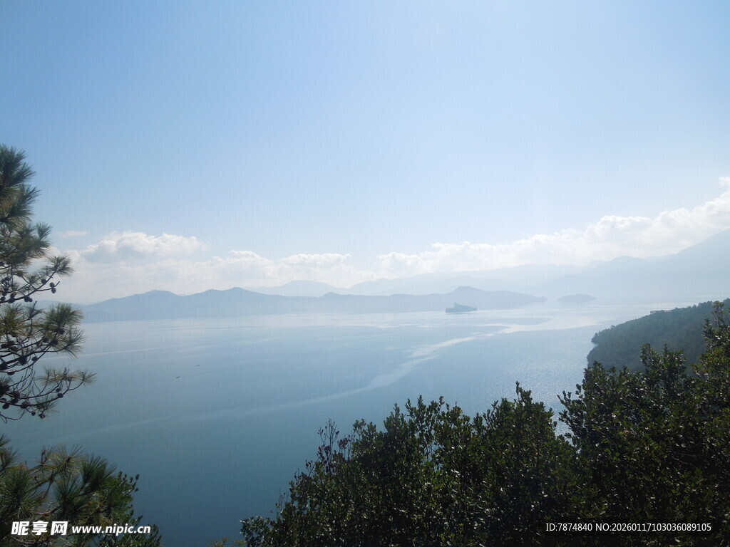 湖畔山林间的开阔湖景