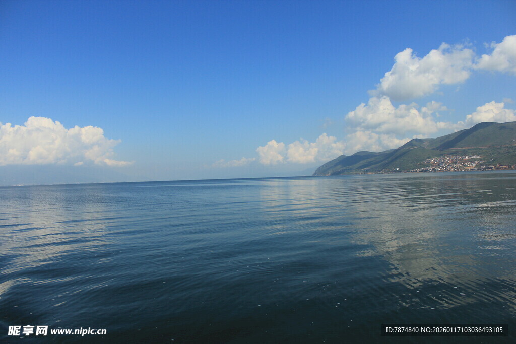 宁静湖面蓝天白云山水景