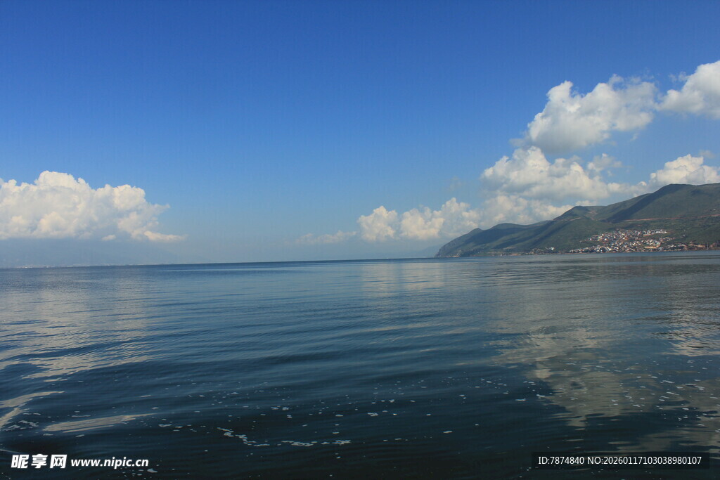 宁静海面与蓝天白云美景