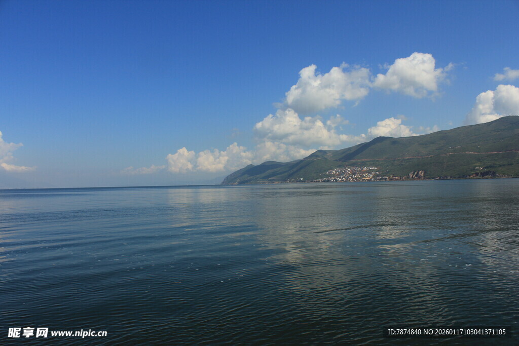 宁静湖面与远处山峦美景