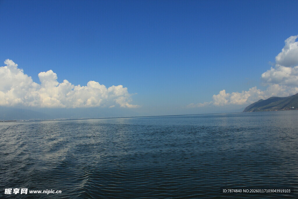 碧海蓝天的辽阔海景