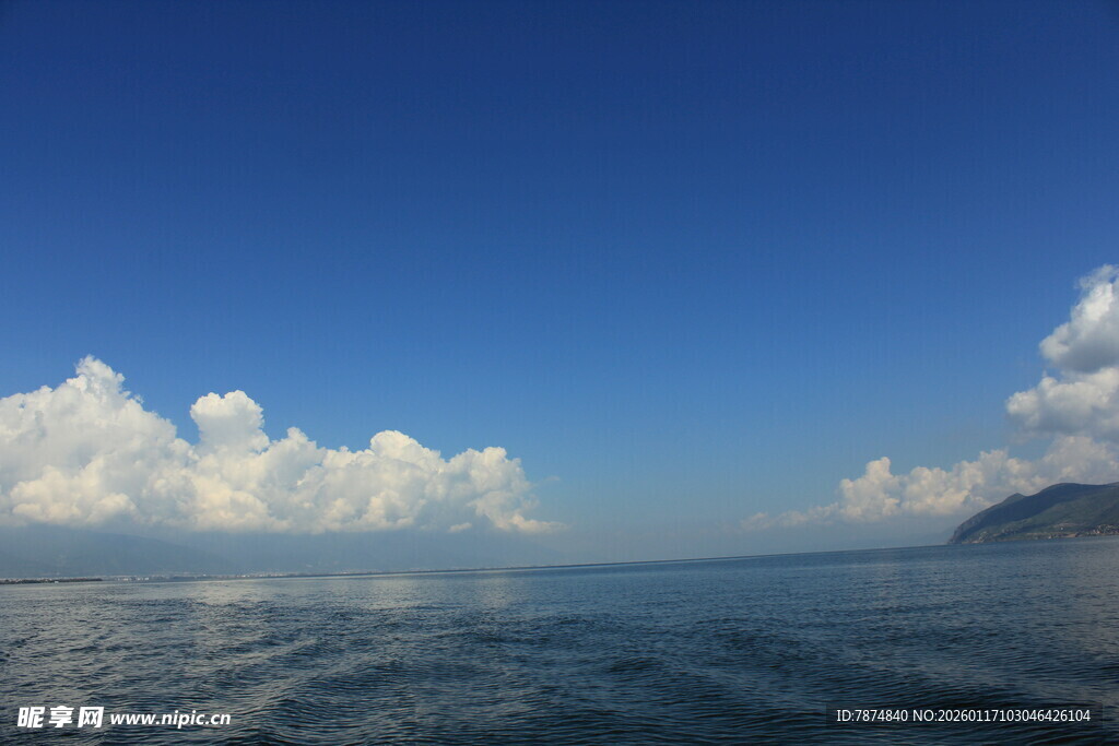 海上蓝天与白云美景