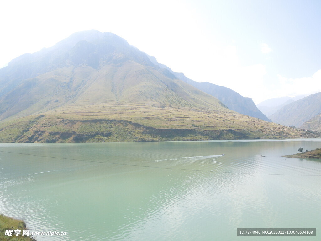 青山绿水间的宁静湖泊