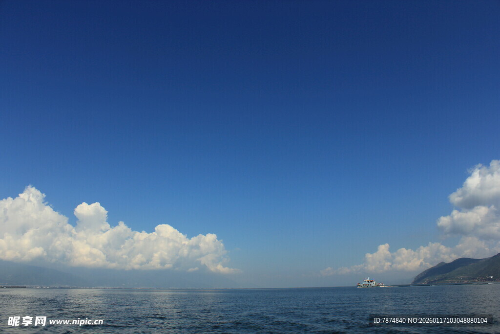 蓝天碧海间的白云美景