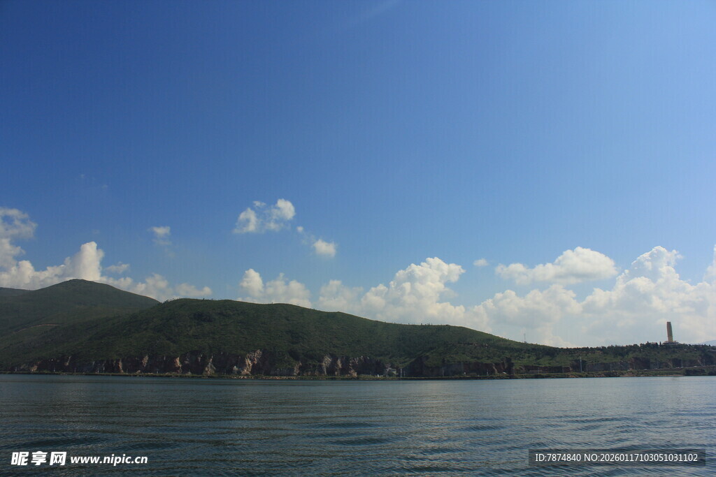 蓝天碧水间的湖山美景