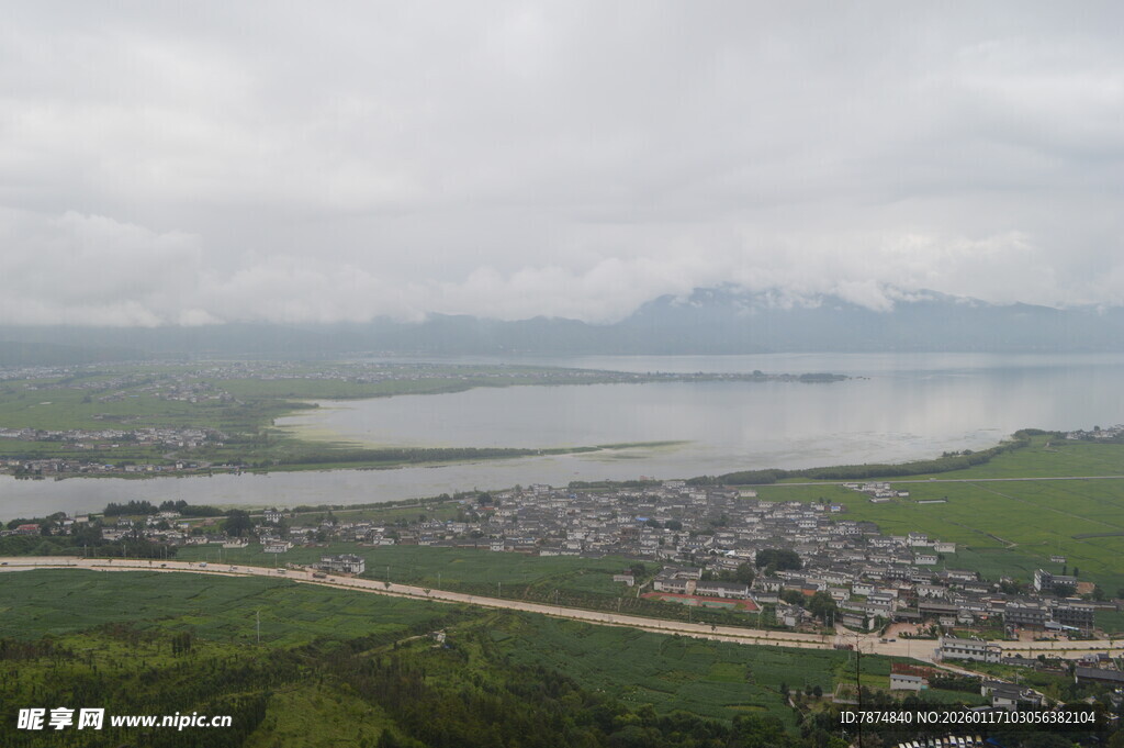 俯瞰乡村与湖泊美景