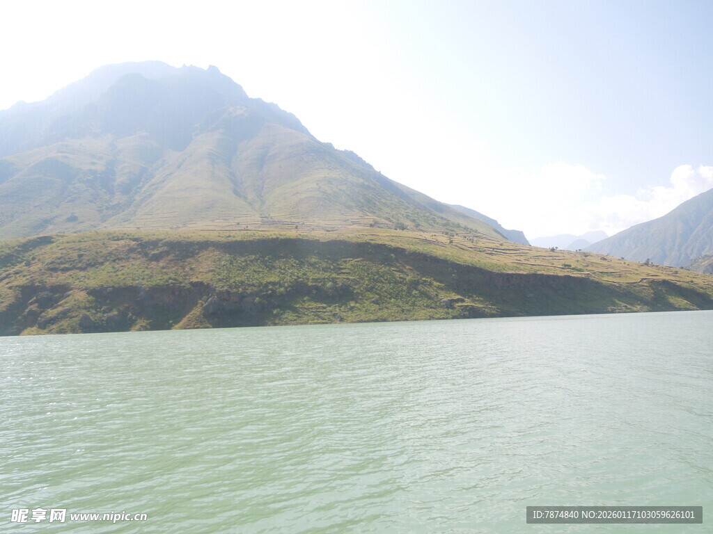 青山绿水间的宁静湖景