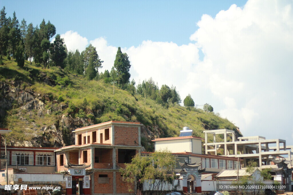 山间错落有致的建筑景观