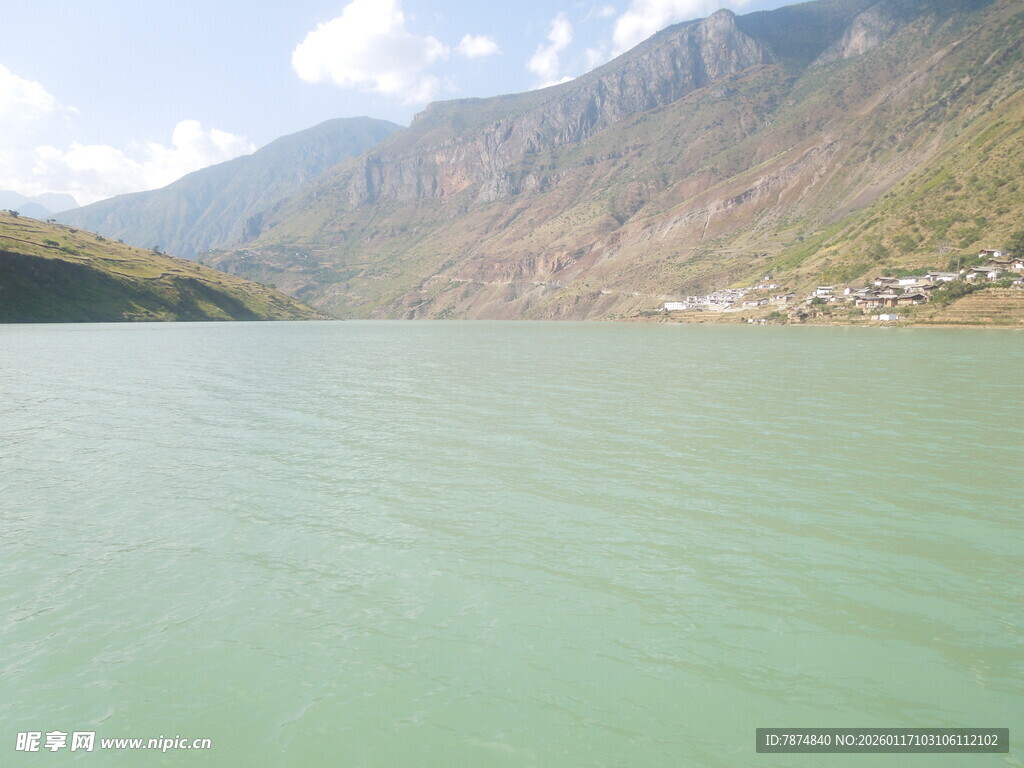 碧绿湖水与连绵山峦