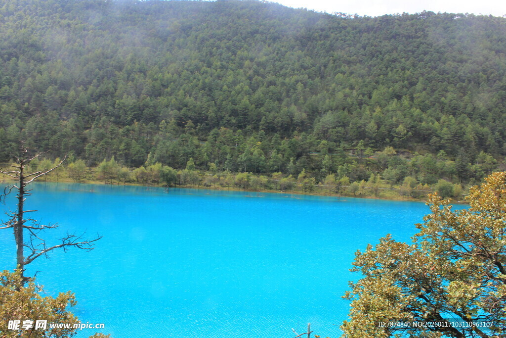 梦幻蓝湖 山林环绕美景