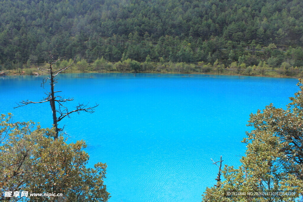 梦幻蓝湖 山林环绕美景