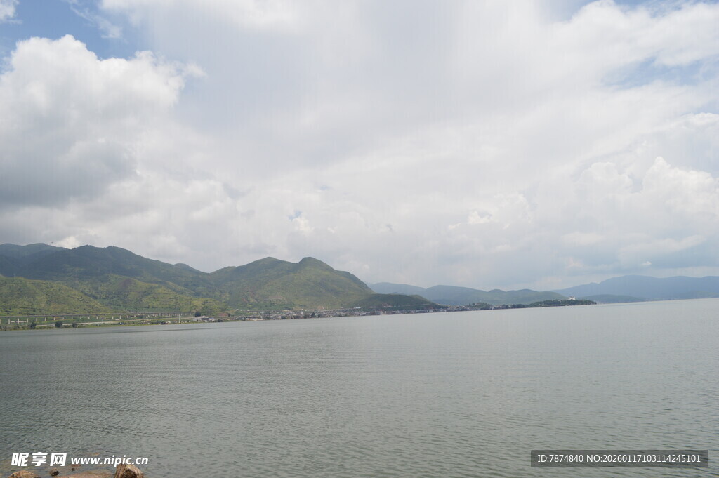 湖畔山峦与蓝天白云美景