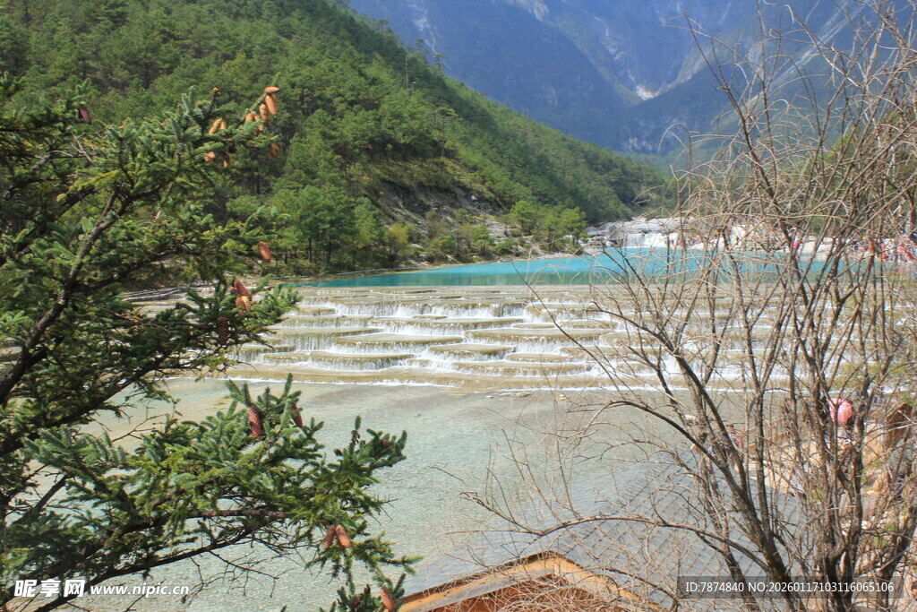 山间秀丽湖泊美景