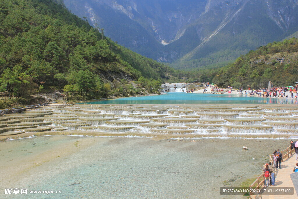 九寨沟美丽的五彩湖水景