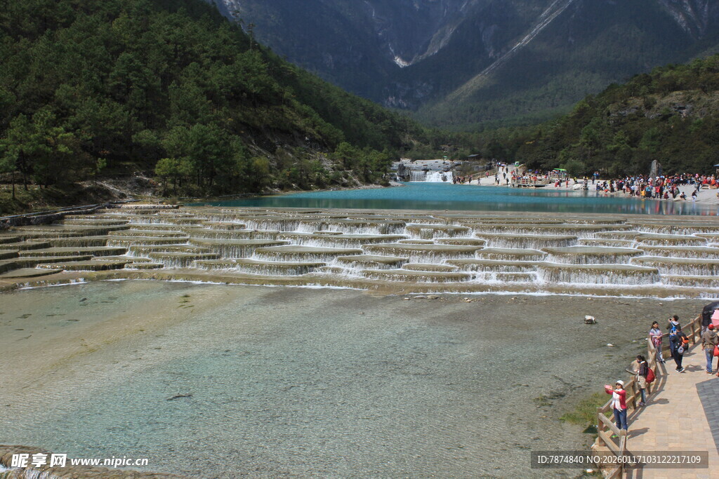 蓝白相间的美丽钙化池景观