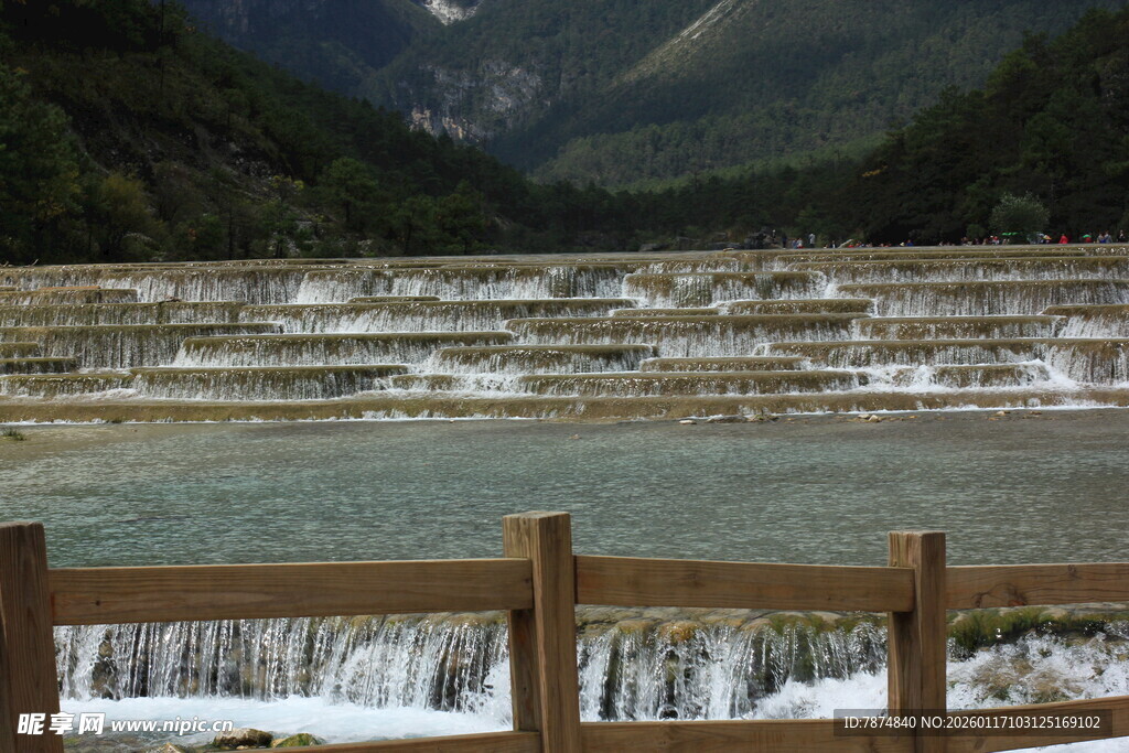 山间多彩钙化池景观