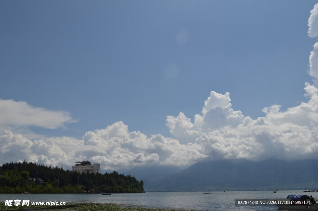 湖畔蓝天美景