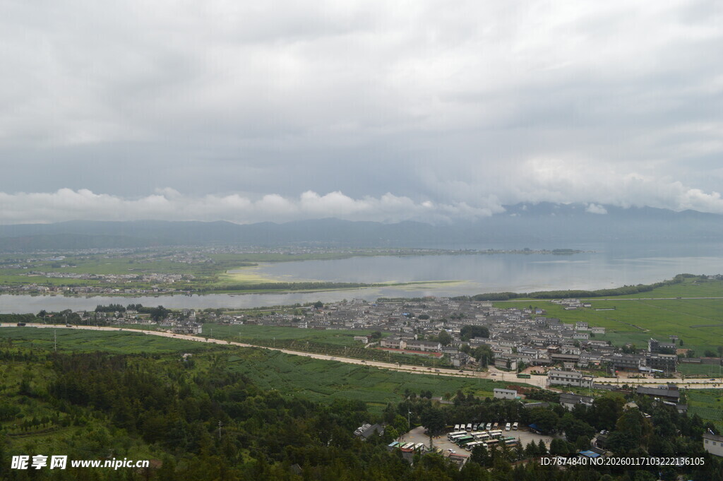 俯瞰山间城镇与广袤田野