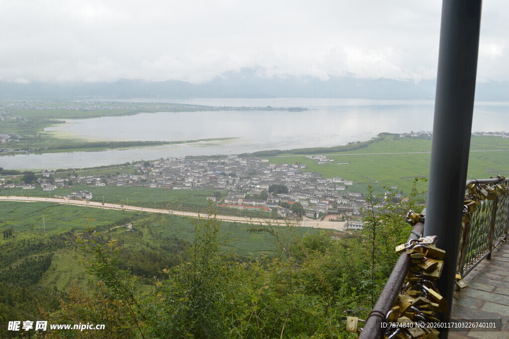 俯瞰山间湖泊与村落景色