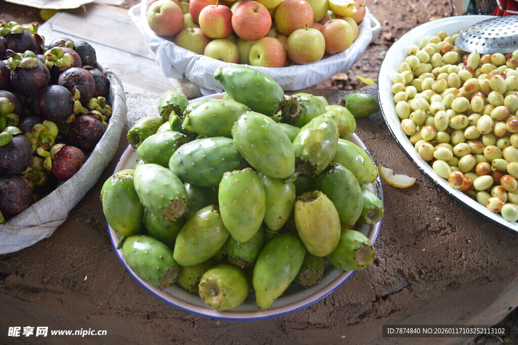 多样新鲜水果摆放在桌
