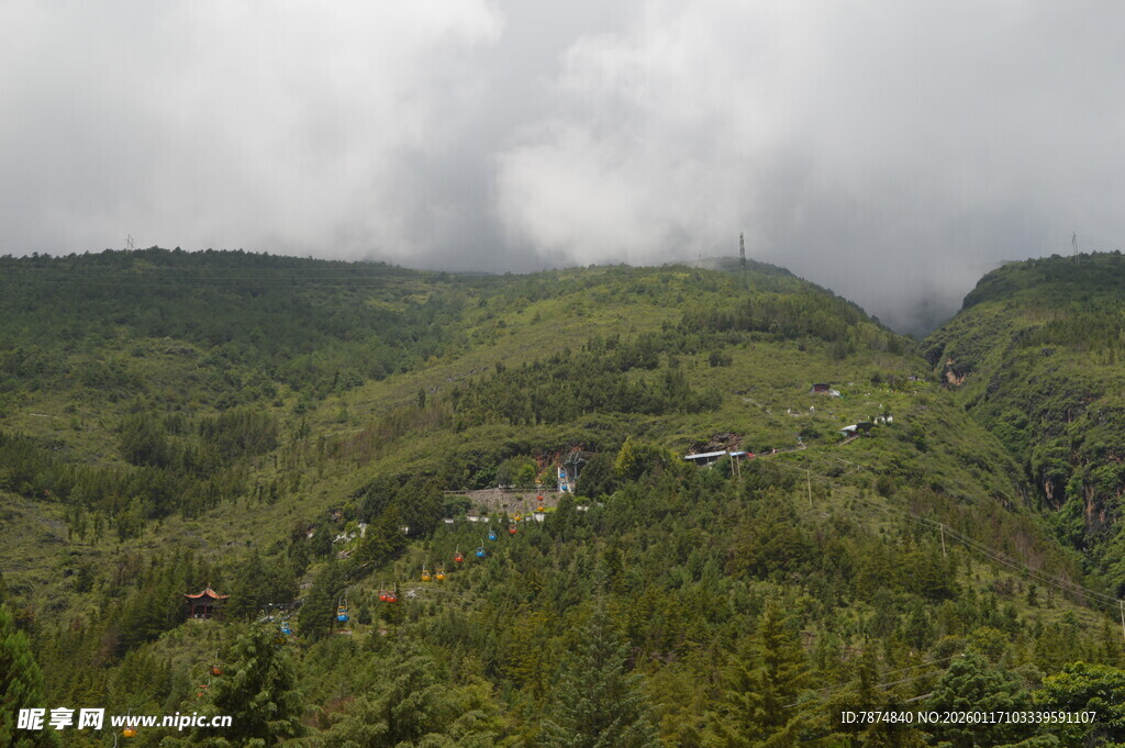 云雾缭绕的翠绿山间景色