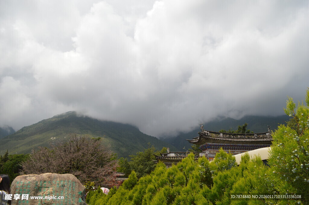 云雾缭绕的山间景致