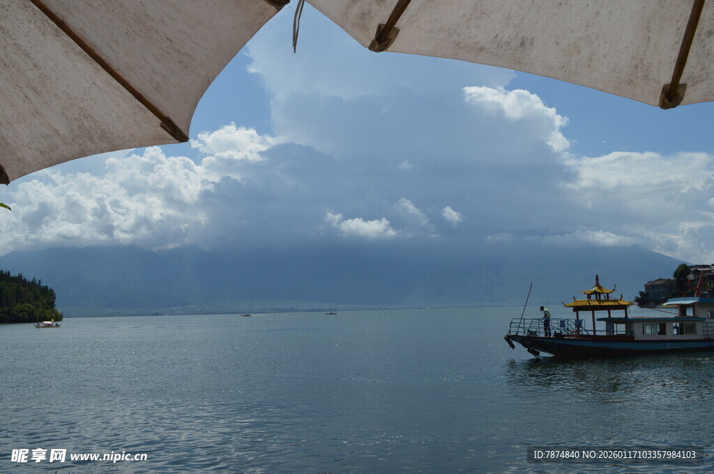 海上游船 蓝天白云伴美景