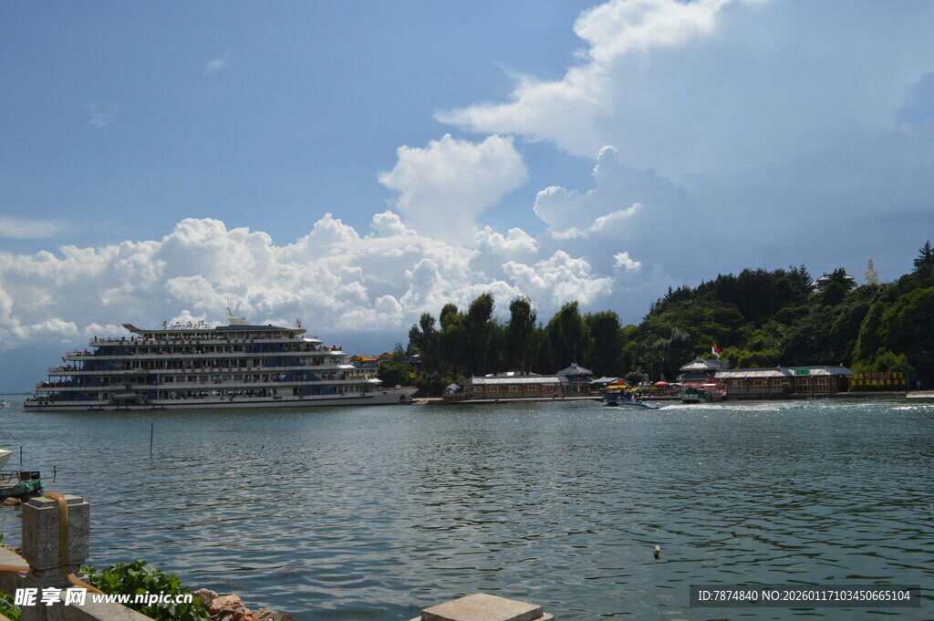 湖畔游船风景