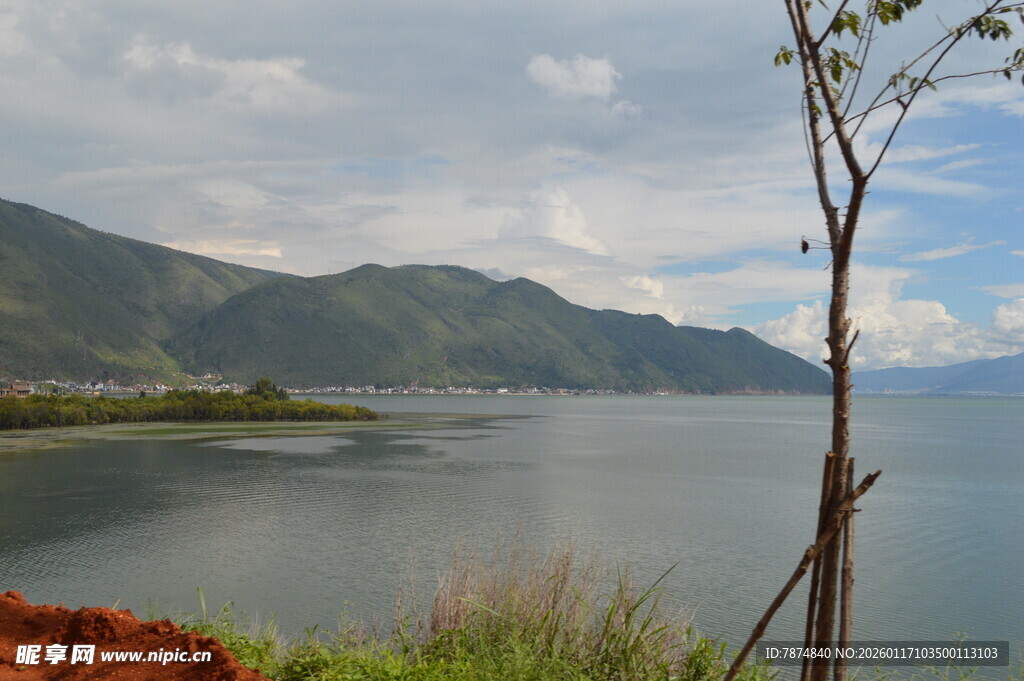 湖畔青山美景图