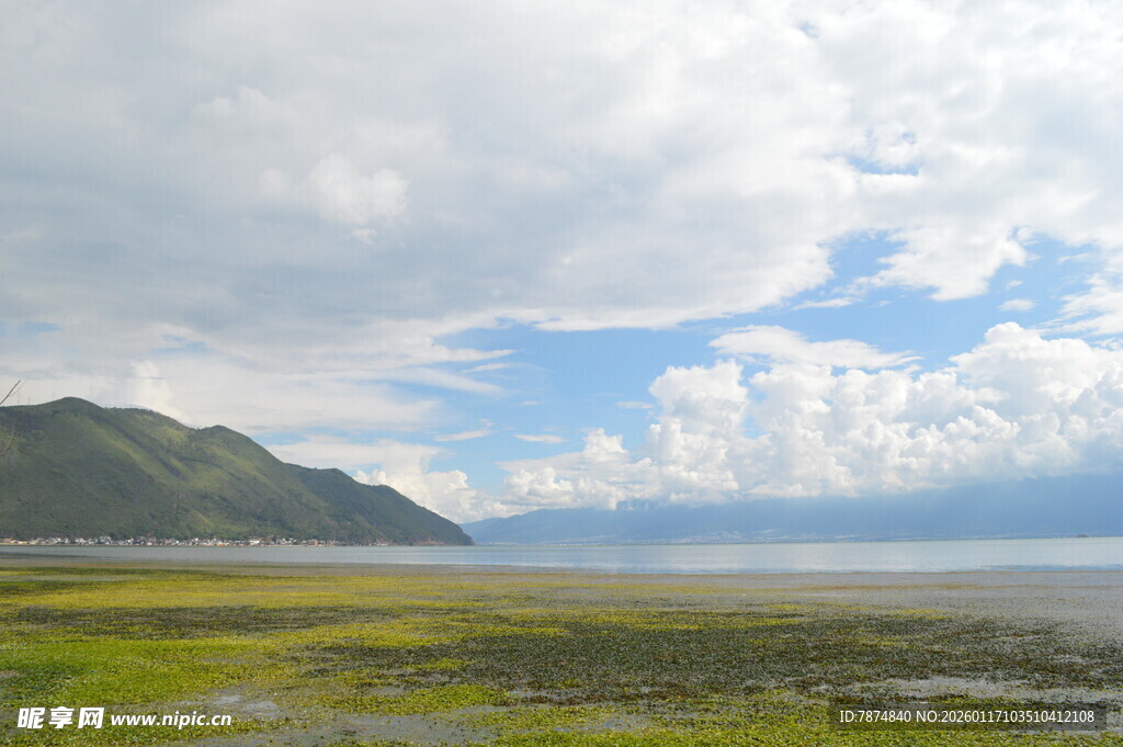 草原湖畔远山的自然美景
