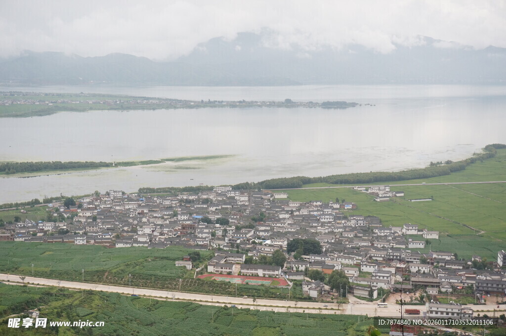 俯瞰水乡村落与广袤水域