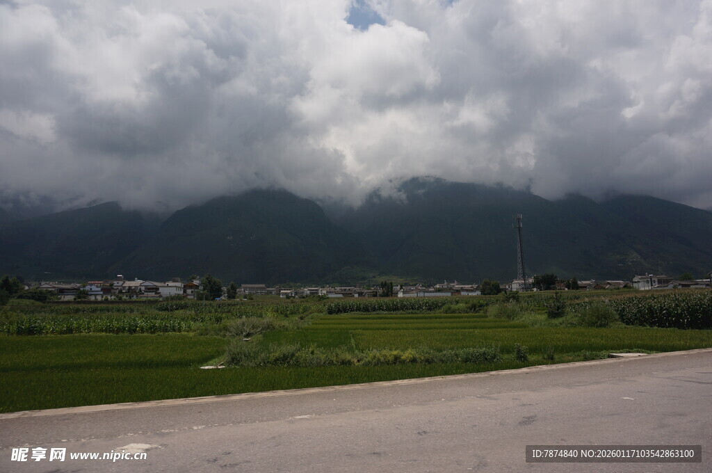 乌云笼罩下的田野与远山