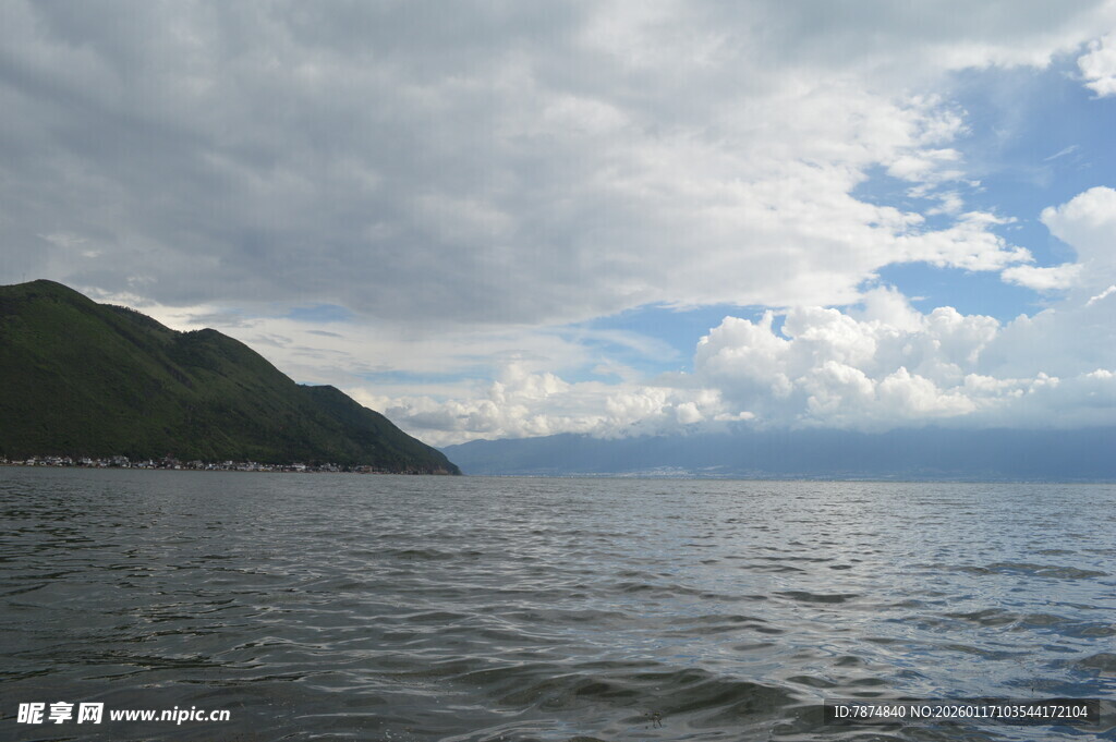 湖畔青山与多云天空