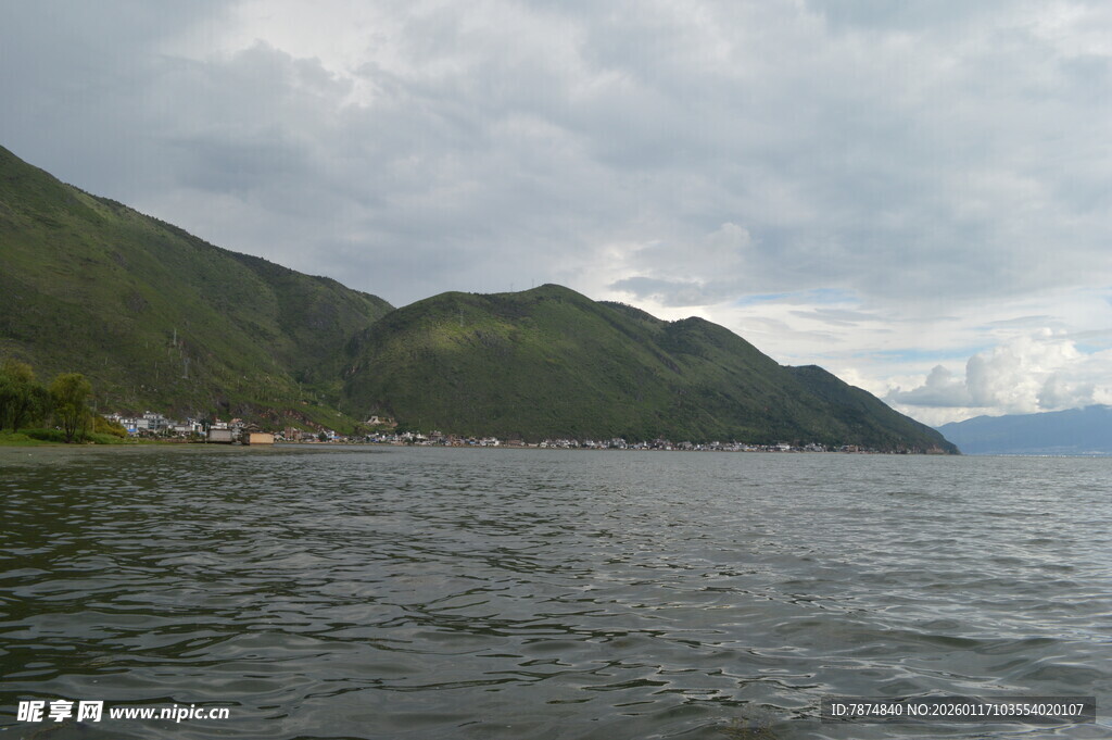 山水相依的宁静湖景