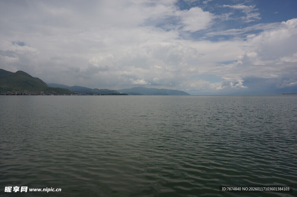 宁静湖面与远处山峦景观