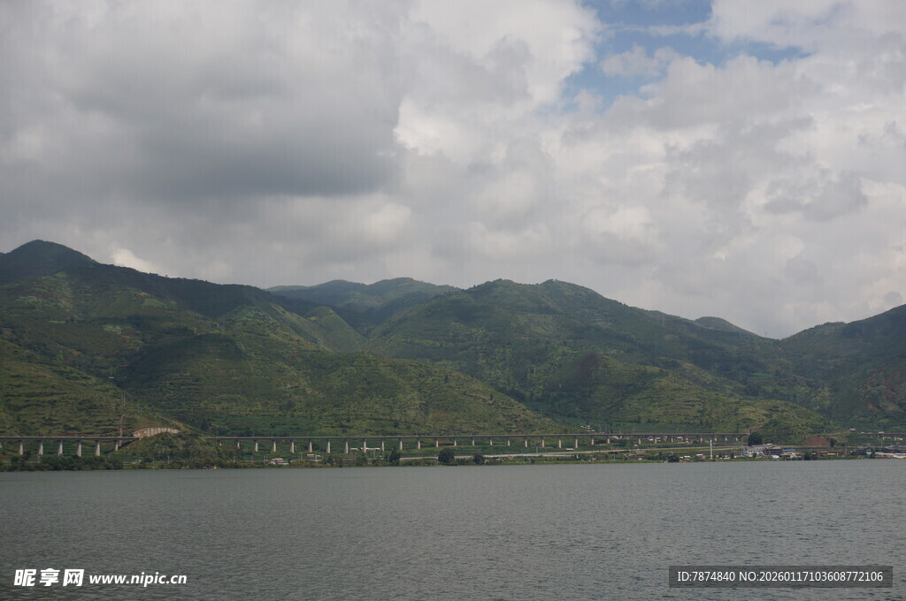 湖光山色间的自然美景