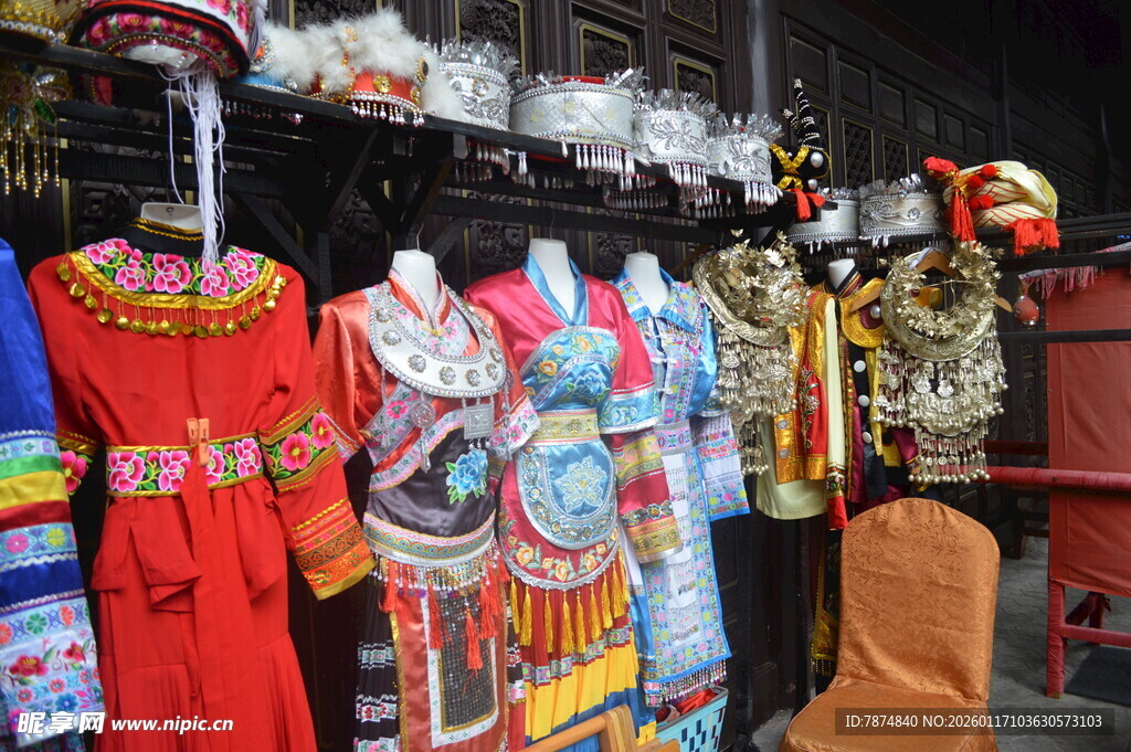 民族服饰展示架上的多彩服饰
