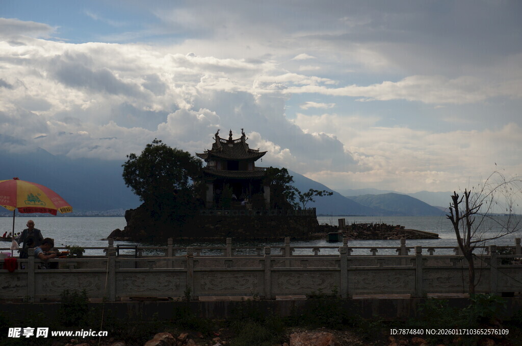 湖畔古建 云影交织之景