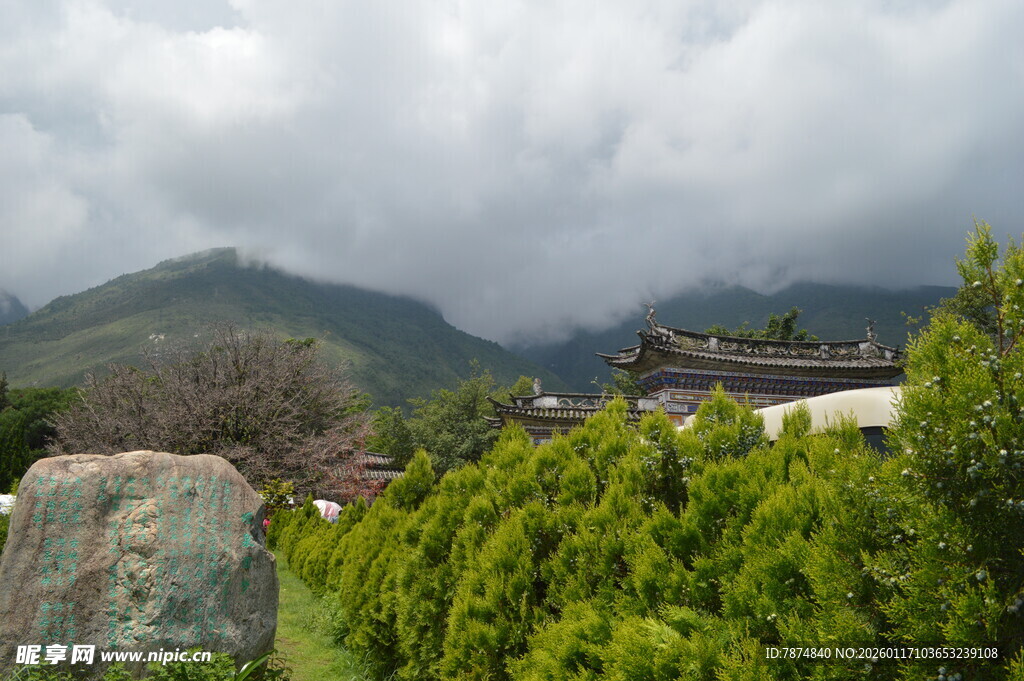 山间绿意浓 云雾绕山峦
