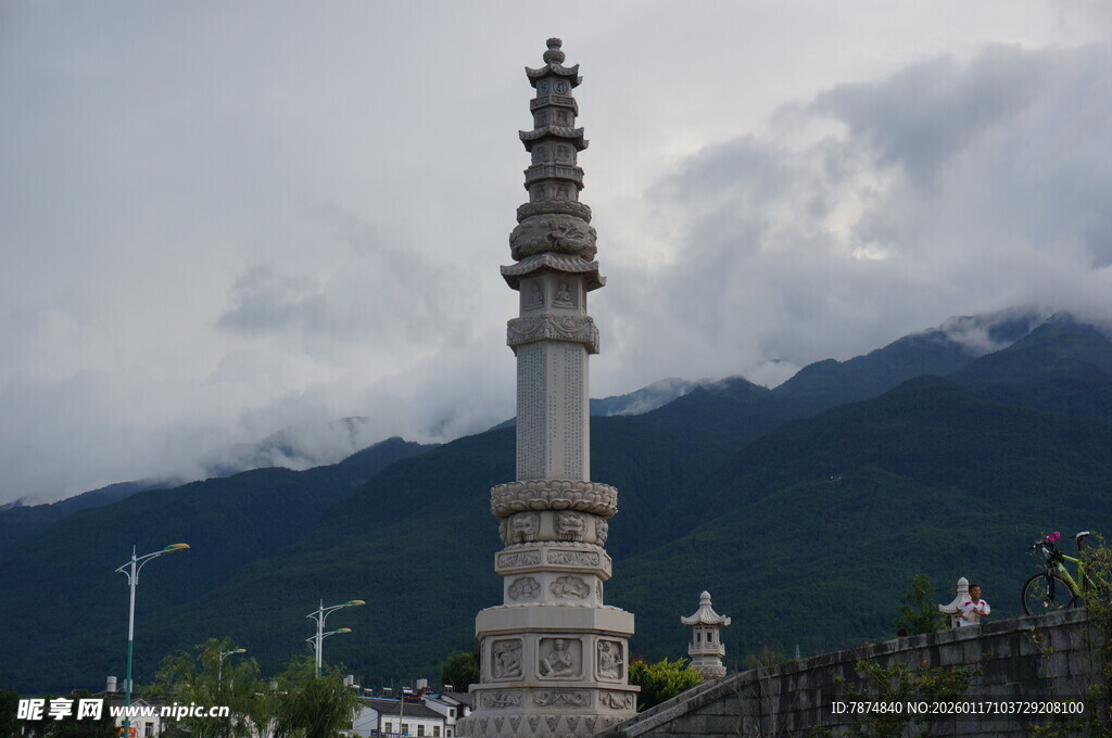 山间石塔 云雾缭绕之景
