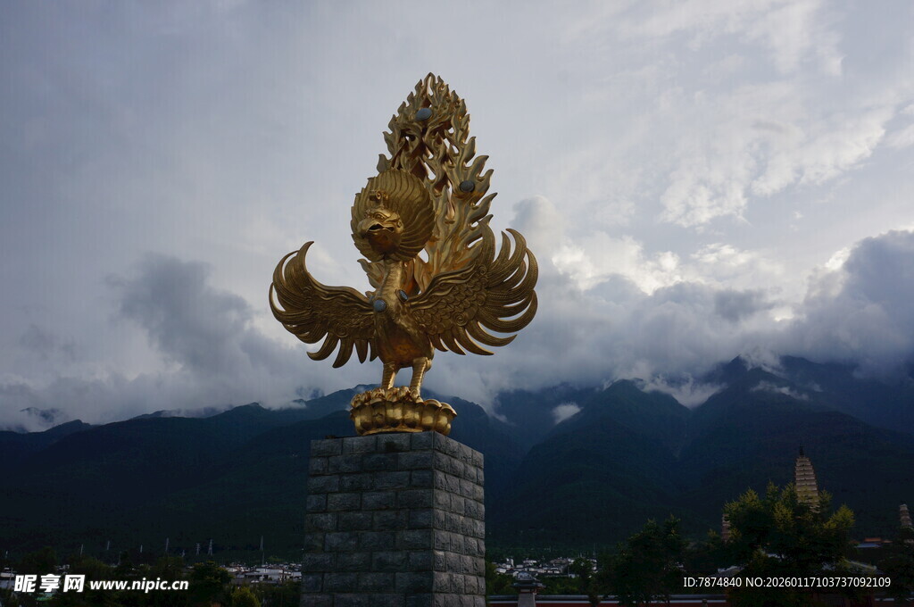金色大鹏雕塑立于山水间