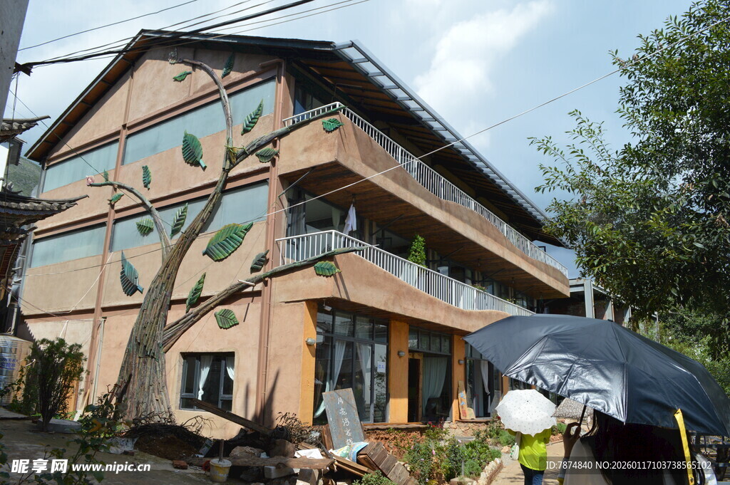 地震后受损的多层居民建筑