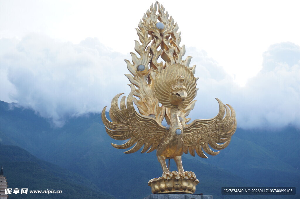山顶金翅鸟雕像