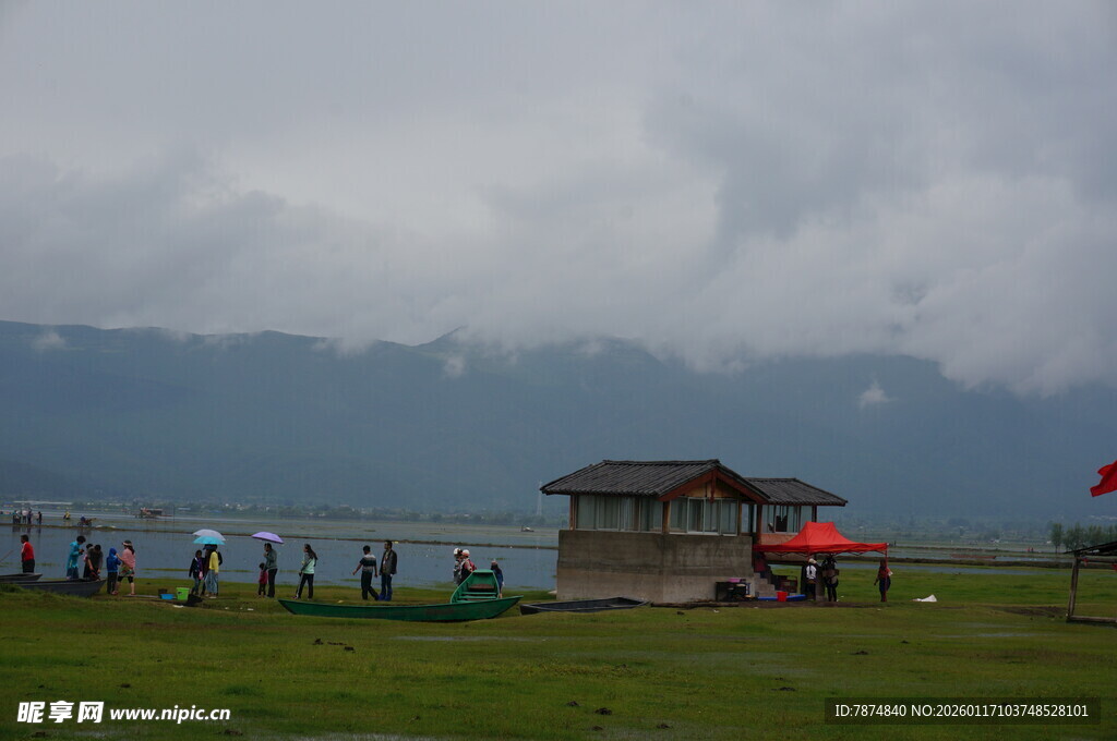 草原湖畔的休闲场景